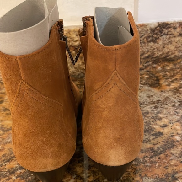 ISABEL MARANT
Dacken suede ankle boots NWT Size 38 - Picture 6 of 13